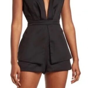 DO+BE Elegant Black V-Neck Outfit